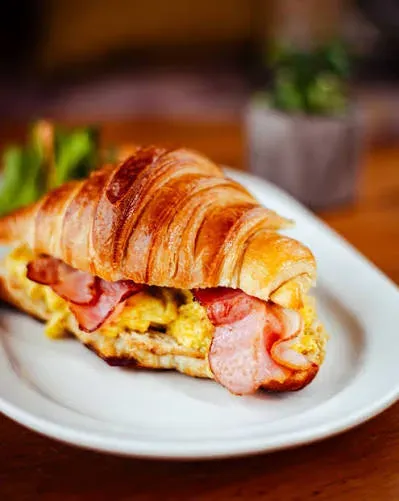 Croissants con huevo revuelto y bacon
