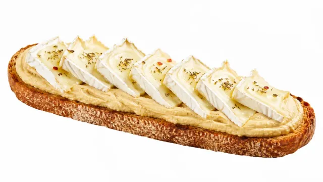 Torrada de queso brie y jamón salado