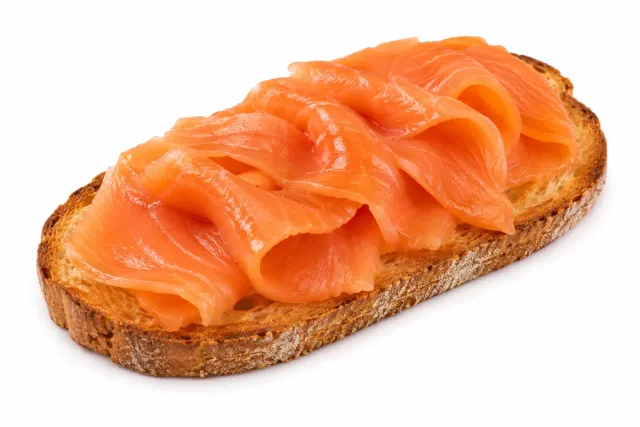Torrada de salmón con huevo revuelto